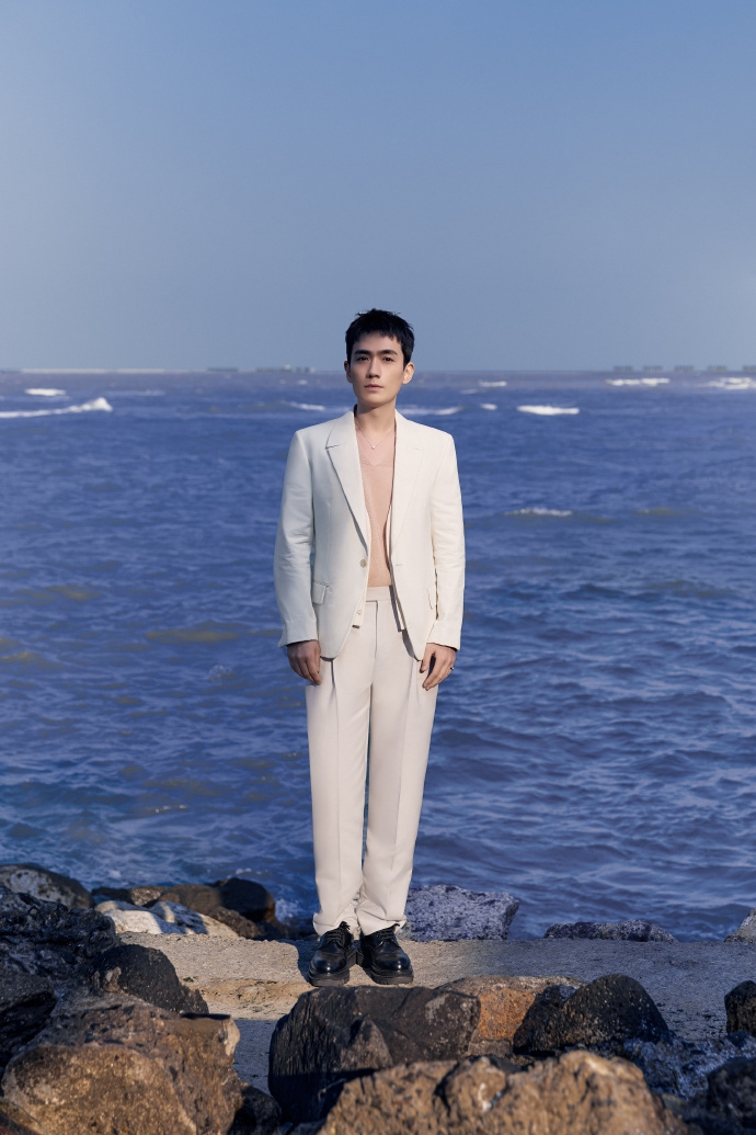 朱一龙白色西装文艺气息十足写真