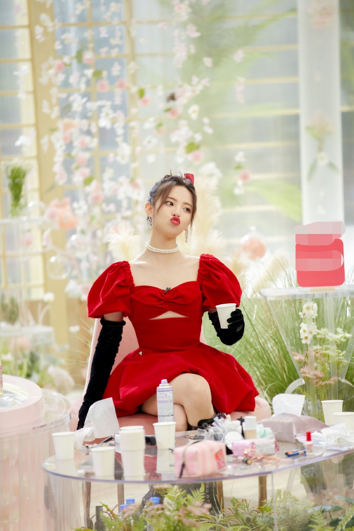 杨超越红色蓬蓬裙可爱又俏皮写真