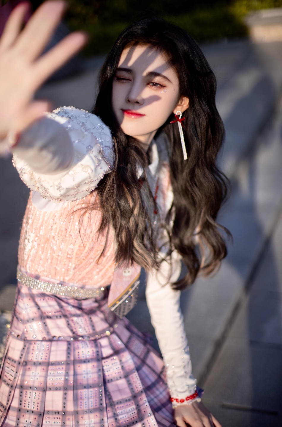 鞠婧t宫廷风衬衫粉色格子裙写真