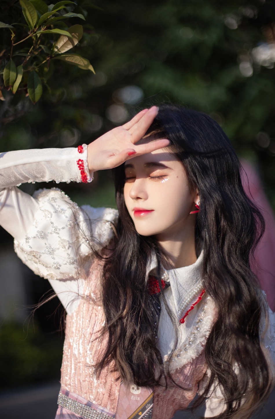 鞠婧t宫廷风衬衫粉色格子裙写真