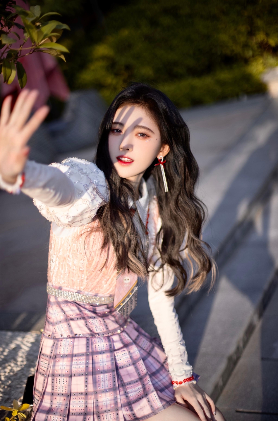 鞠婧t宫廷风衬衫粉色格子裙写真