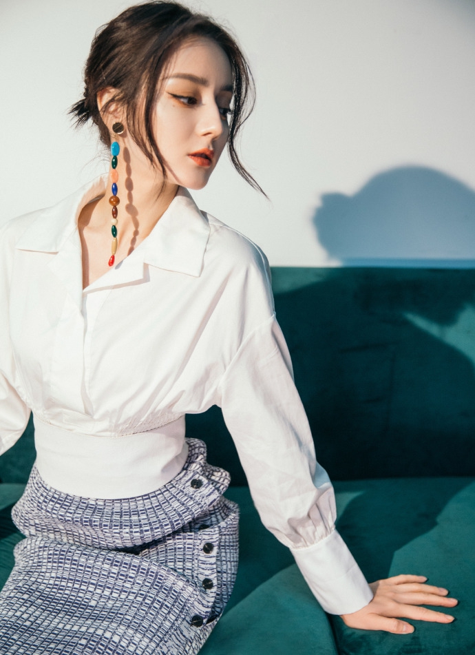 迪丽热巴职业造型美艳动人写真