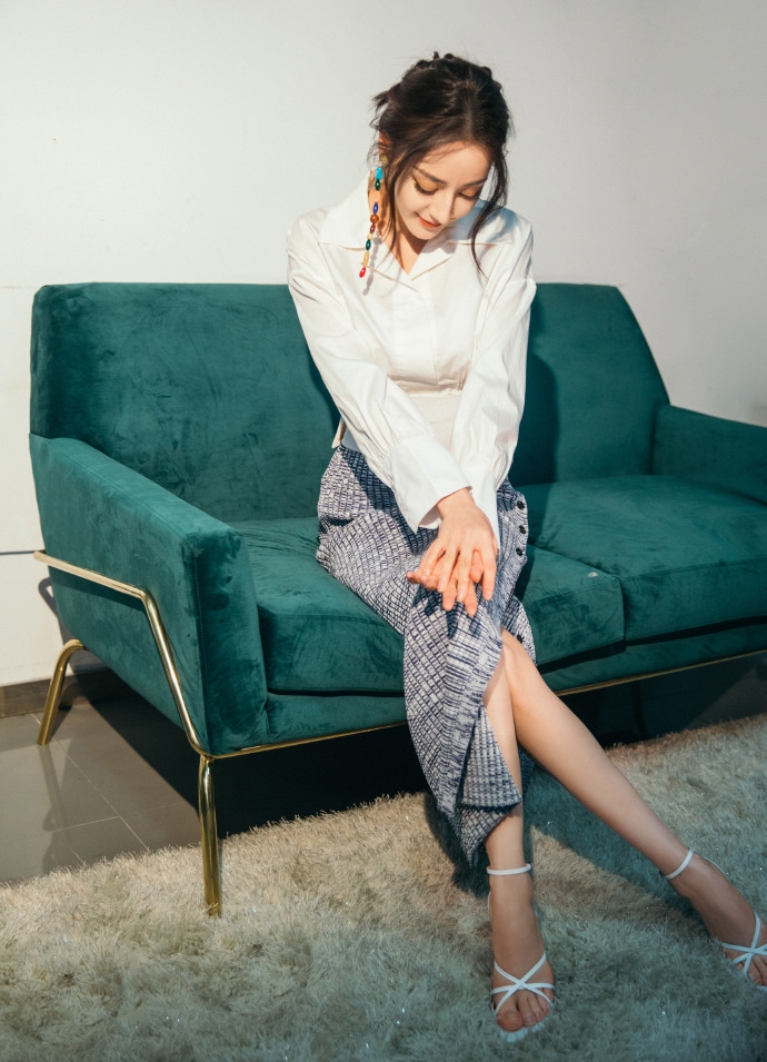 迪丽热巴职业造型美艳动人写真