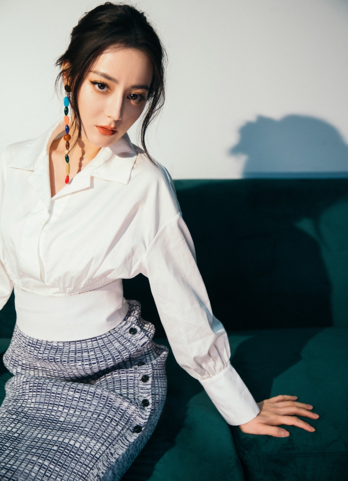 迪丽热巴职业造型美艳动人写真