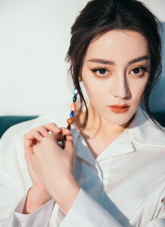 迪丽热巴职业造型美艳动人写真