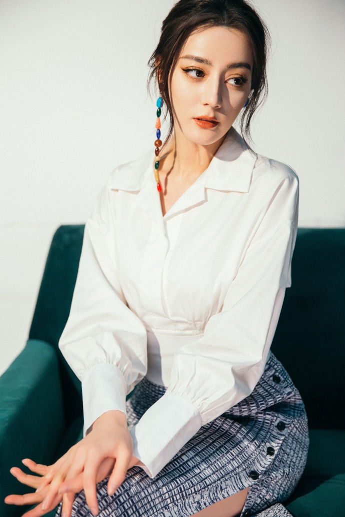 迪丽热巴职业造型美艳动人写真