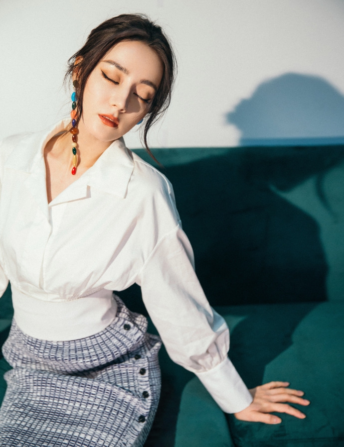 迪丽热巴职业造型美艳动人写真