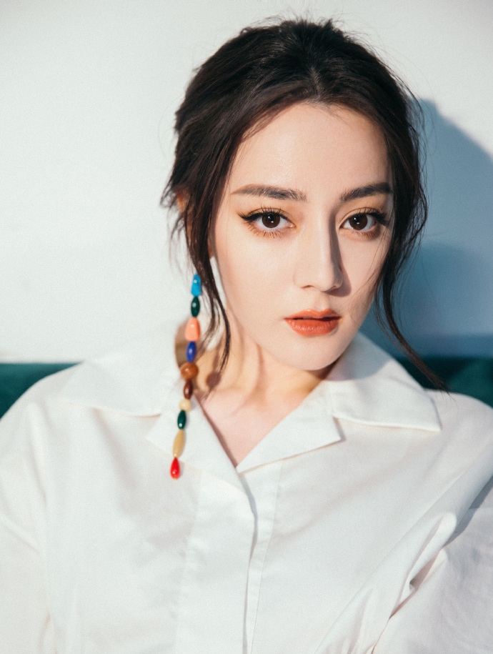 迪丽热巴职业造型美艳动人写真