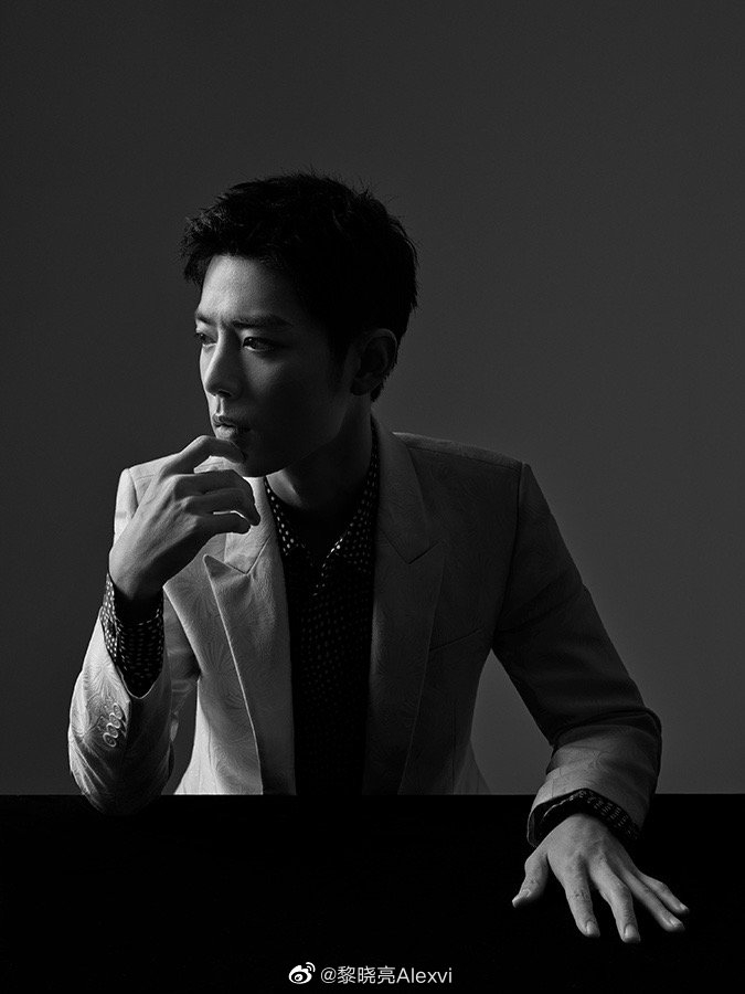 肖战精致侧颜深情眼神黑白写真