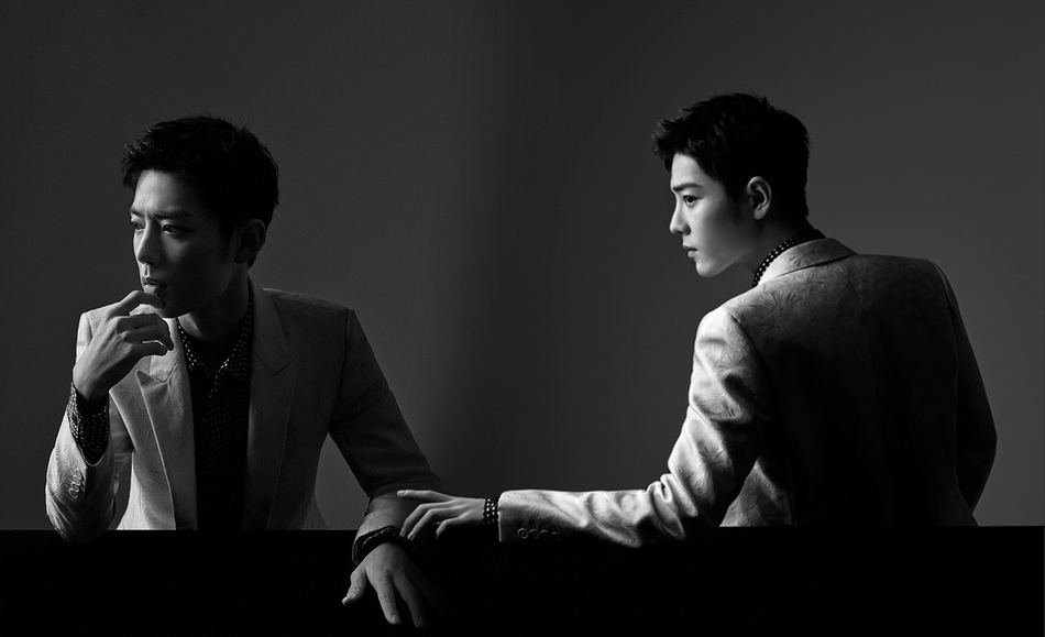 肖战精致侧颜深情眼神黑白写真