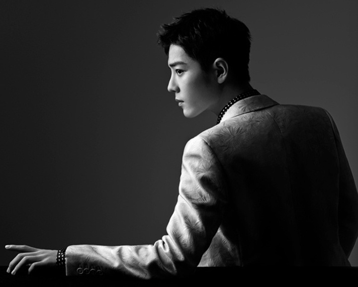 肖战精致侧颜深情眼神黑白写真