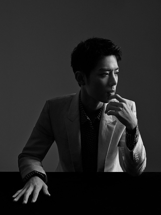 肖战精致侧颜深情眼神黑白写真