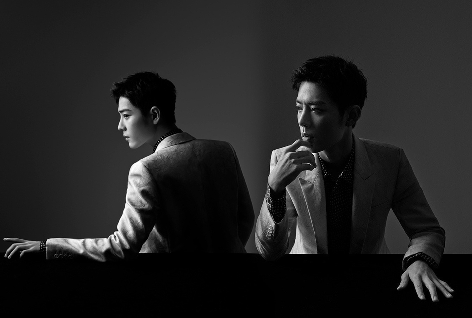 肖战精致侧颜深情眼神黑白写真