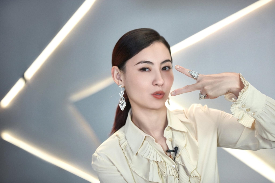 张柏芝黑色西装又美又飒写真美照