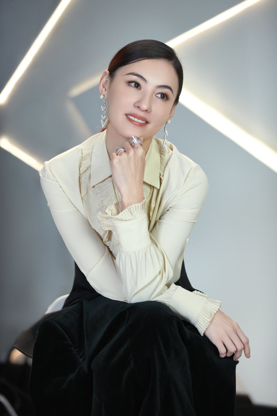 张柏芝黑色西装又美又飒写真美照