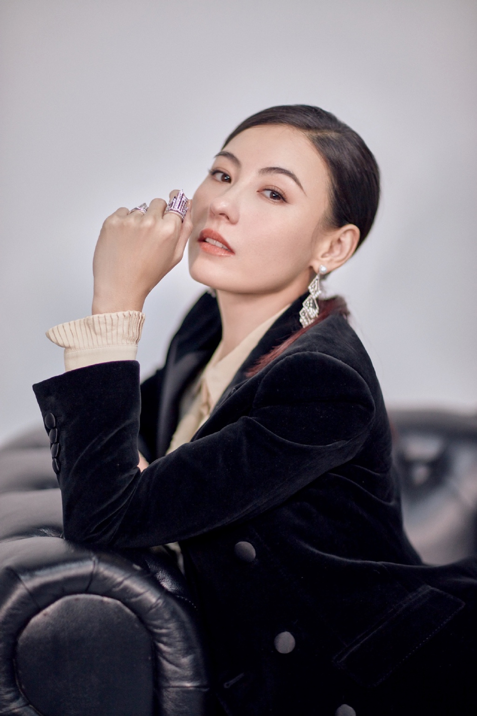 张柏芝黑色西装又美又飒写真美照