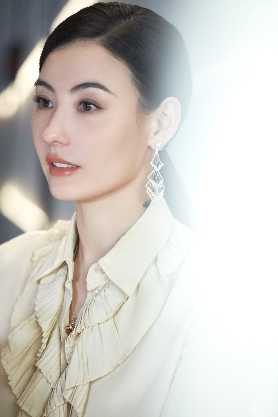 张柏芝黑色西装又美又飒写真美照