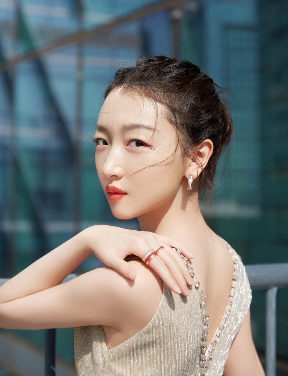 周冬雨香槟色礼服大秀身材写真