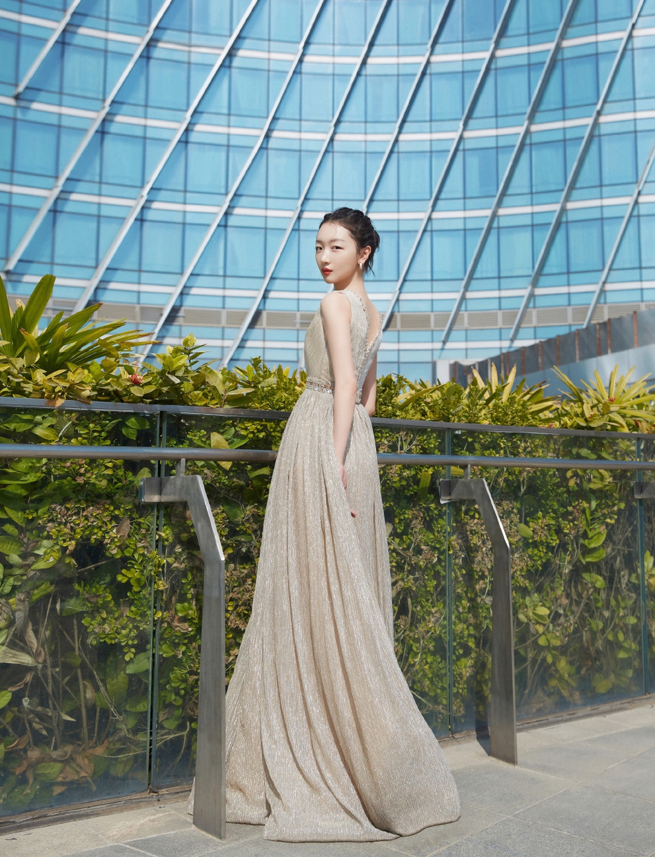 周冬雨香槟色礼服大秀身材写真