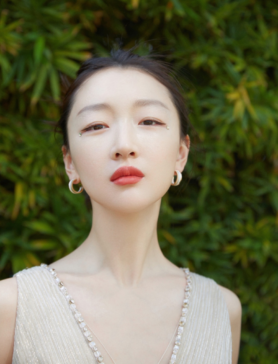 周冬雨香槟色礼服大秀身材写真