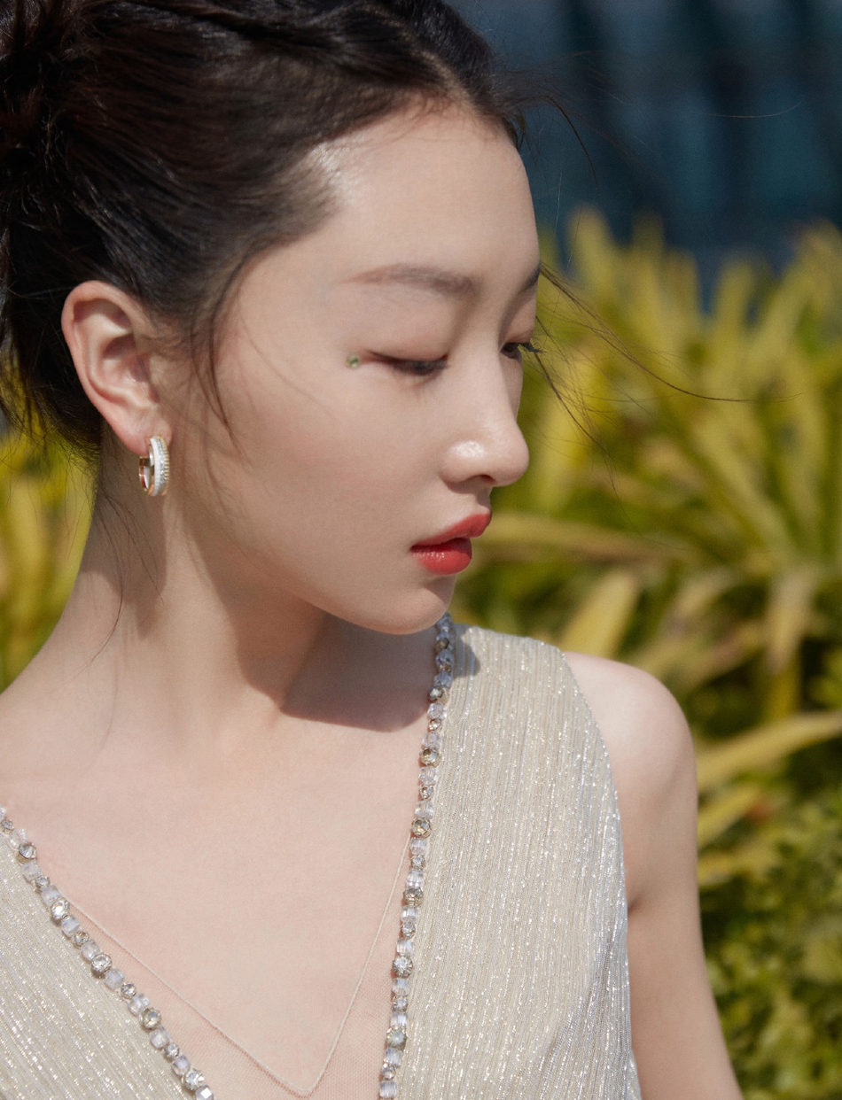 周冬雨香槟色礼服大秀身材写真