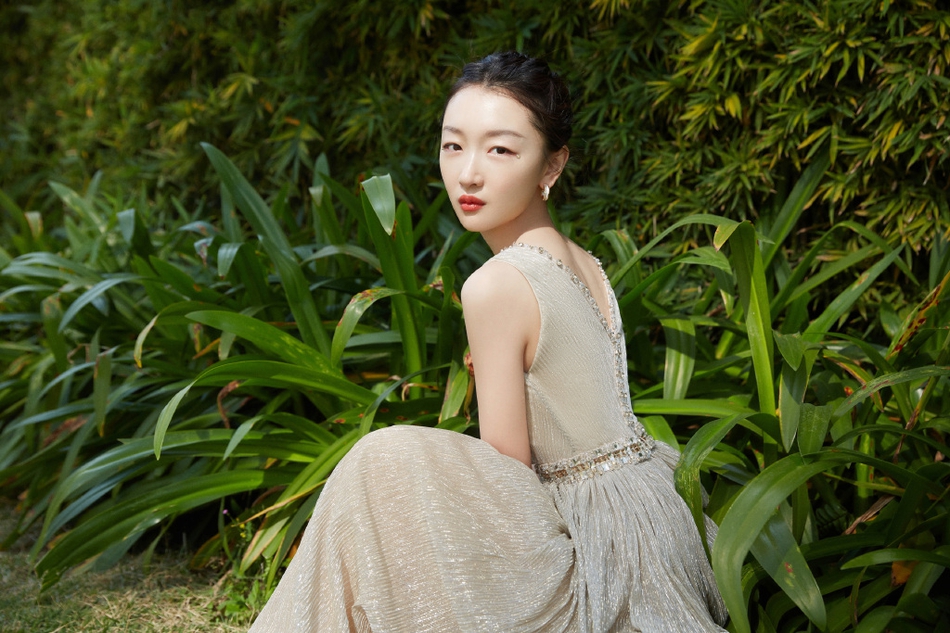 周冬雨香槟色礼服大秀身材写真