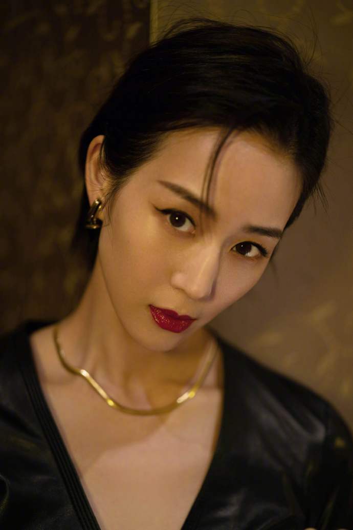 张钧甯修身皮裙女人味十足写真