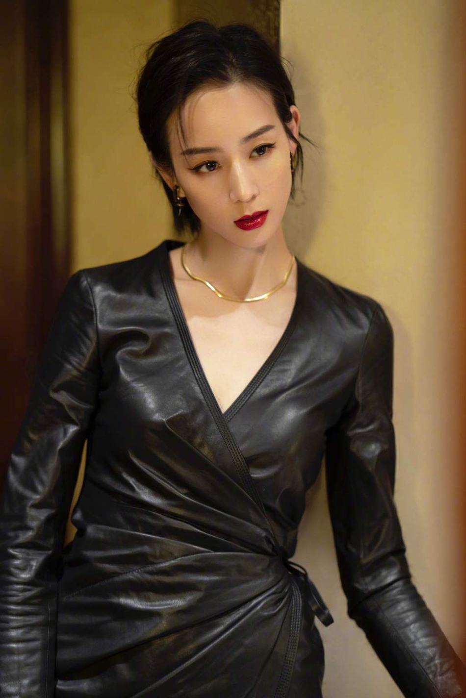 张钧甯修身皮裙女人味十足写真