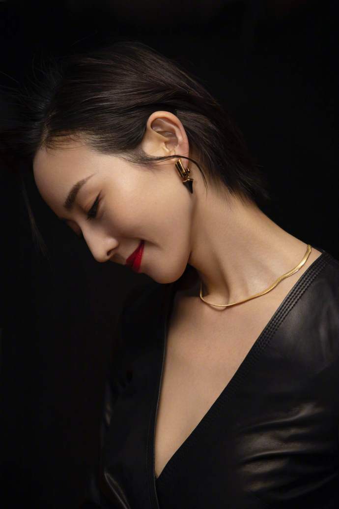 张钧甯修身皮裙女人味十足写真