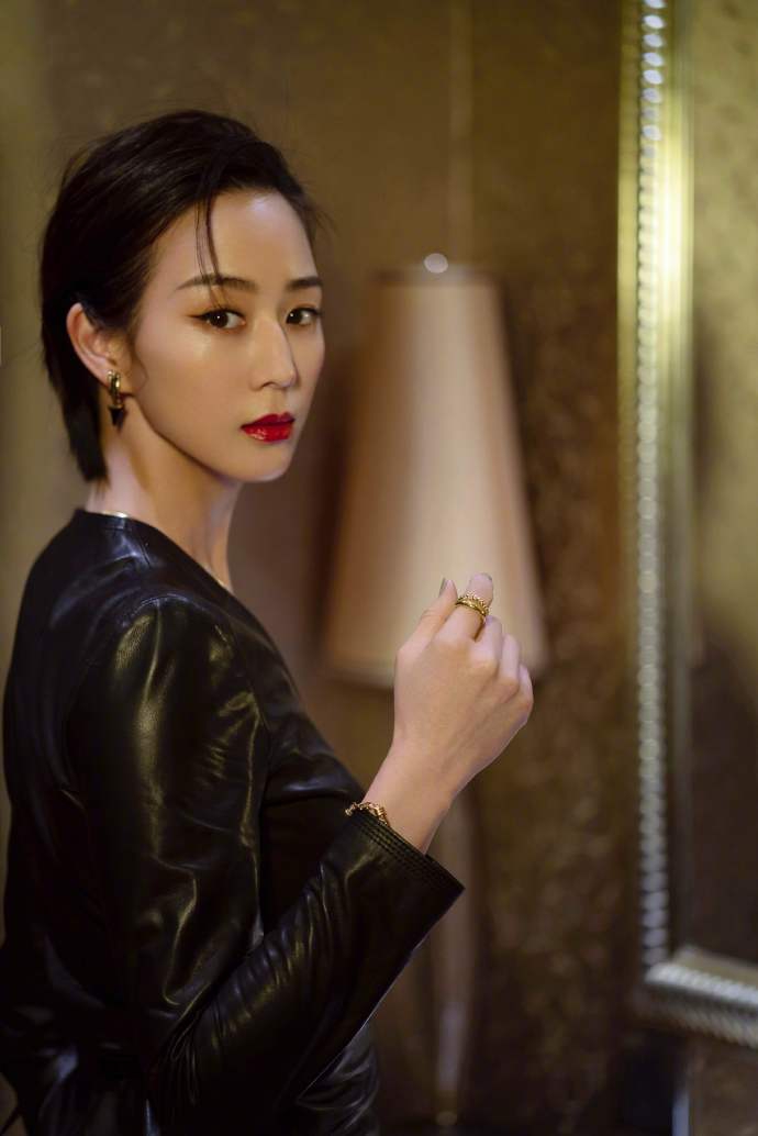 张钧甯修身皮裙女人味十足写真