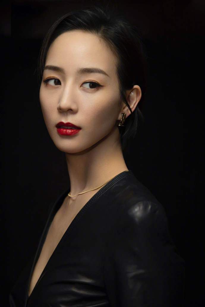 张钧甯修身皮裙女人味十足写真