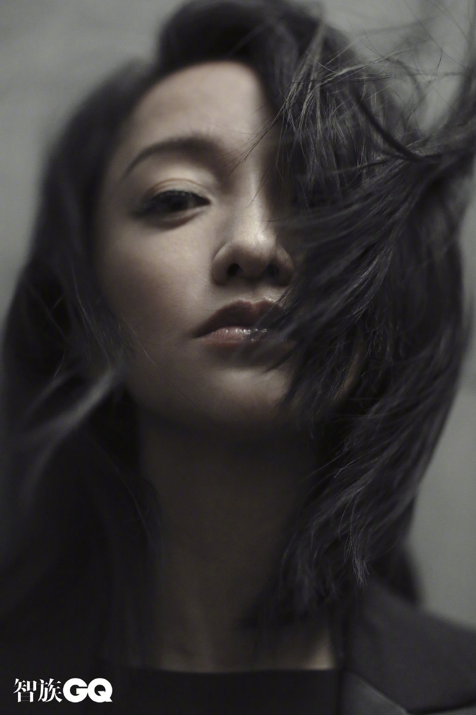 陈坤周迅依肩凝视默契十足写真