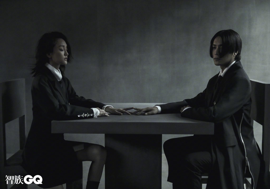 陈坤周迅依肩凝视默契十足写真