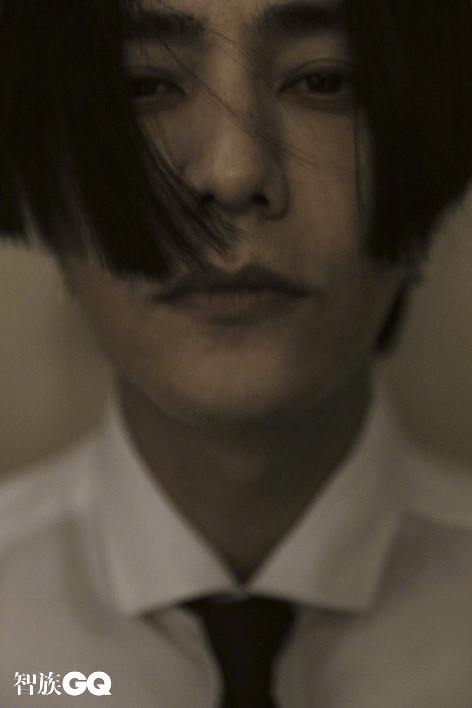 陈坤周迅依肩凝视默契十足写真