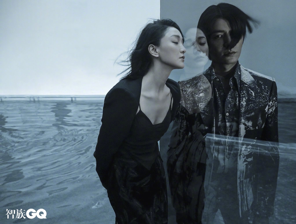 陈坤周迅依肩凝视默契十足写真