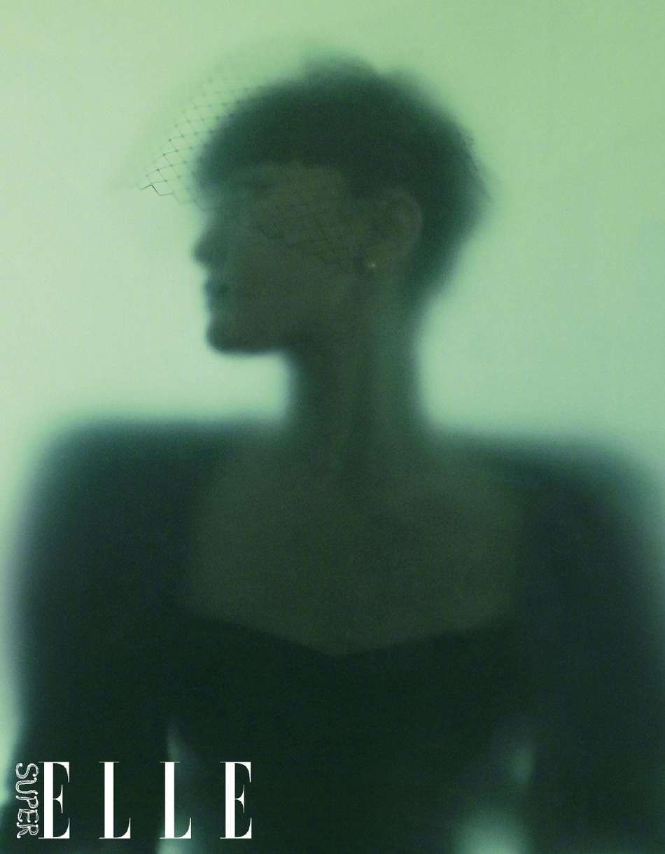 周迅黑唇唇环朋克十足时尚写真