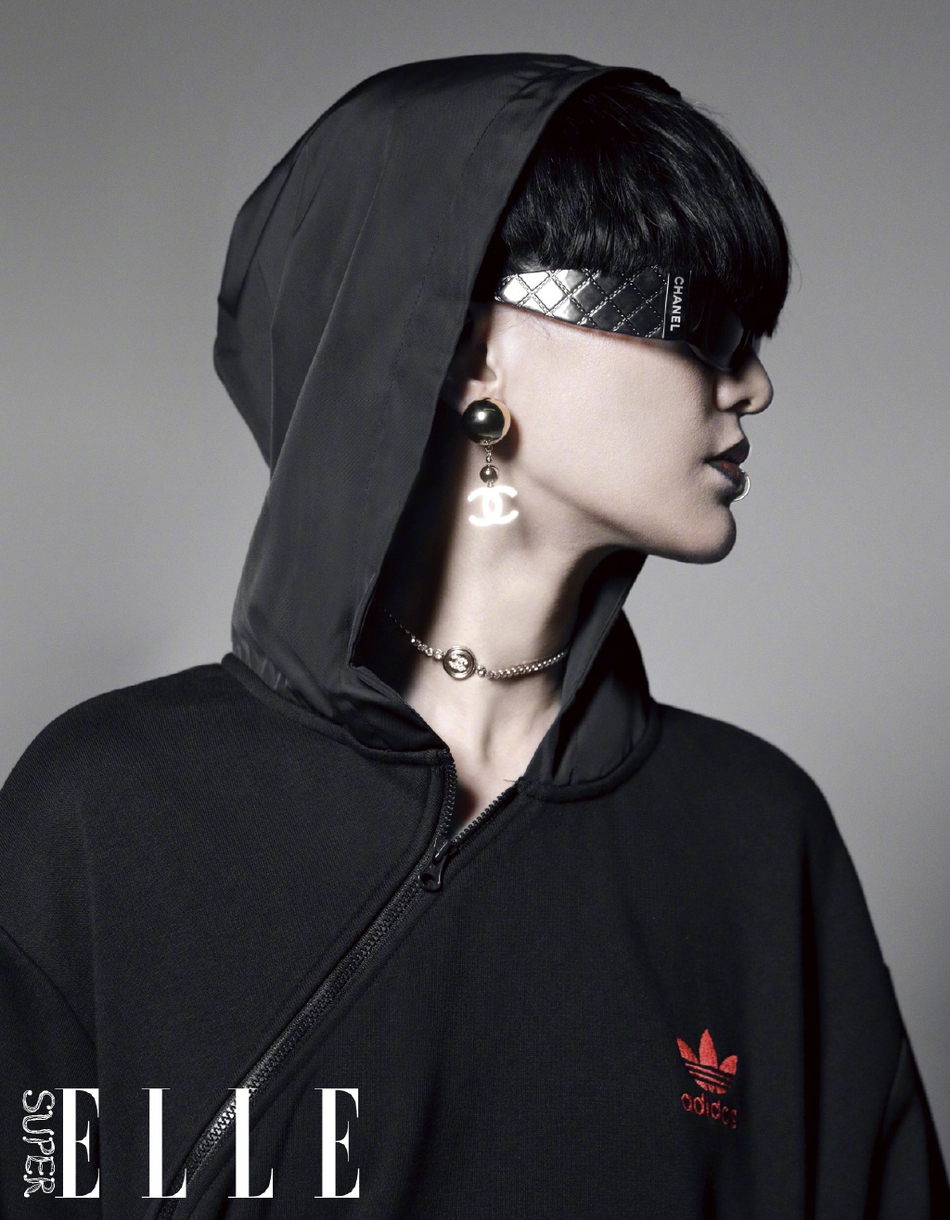 周迅黑唇唇环朋克十足时尚写真