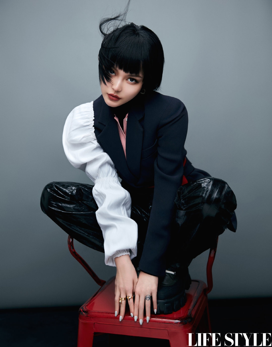 周扬青短发造型搭配潮流服饰写真