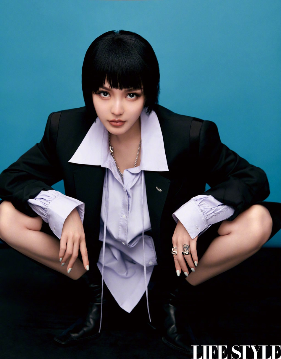 周扬青短发造型搭配潮流服饰写真
