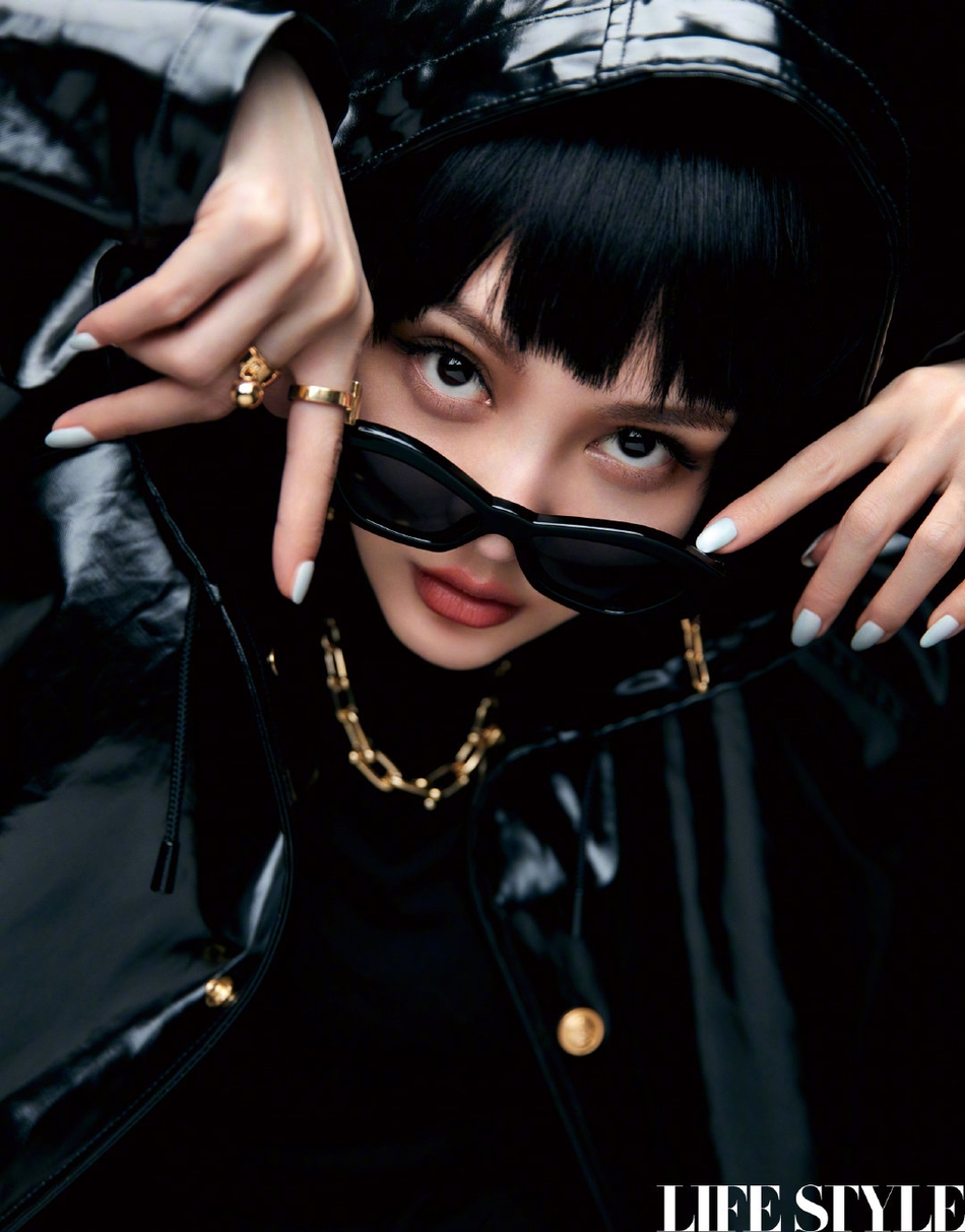 周扬青短发造型搭配潮流服饰写真