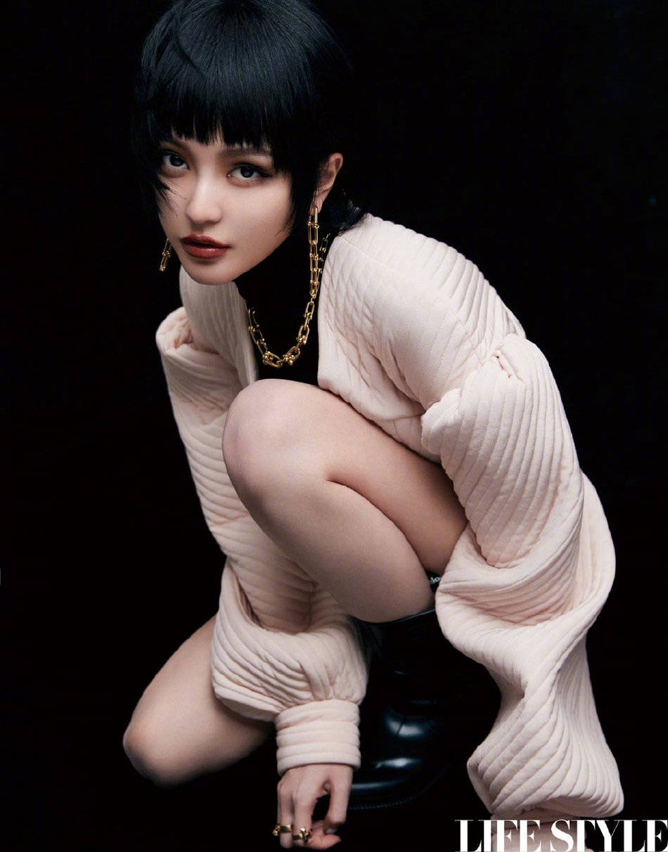 周扬青短发造型搭配潮流服饰写真