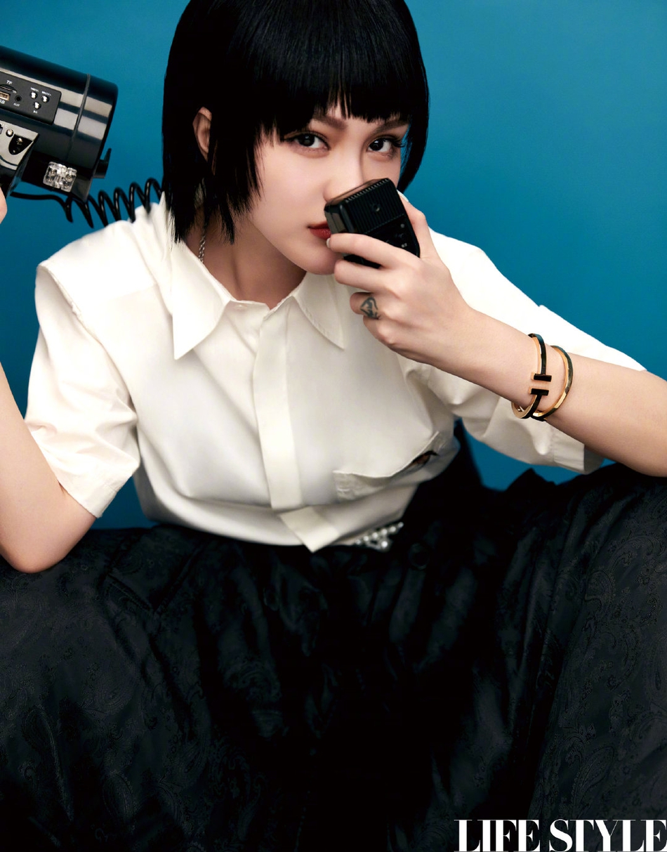 周扬青短发造型搭配潮流服饰写真