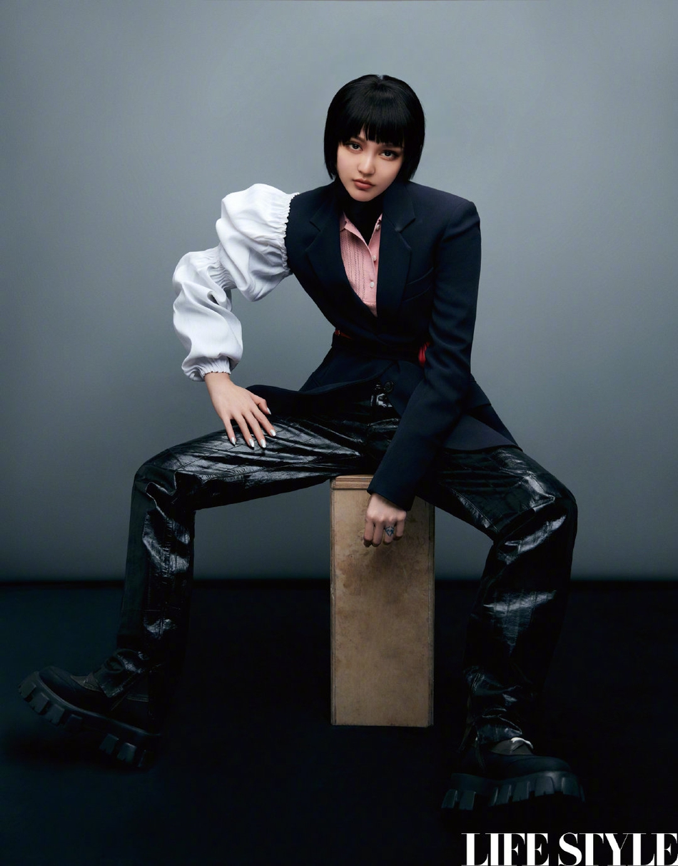 周扬青短发造型搭配潮流服饰写真