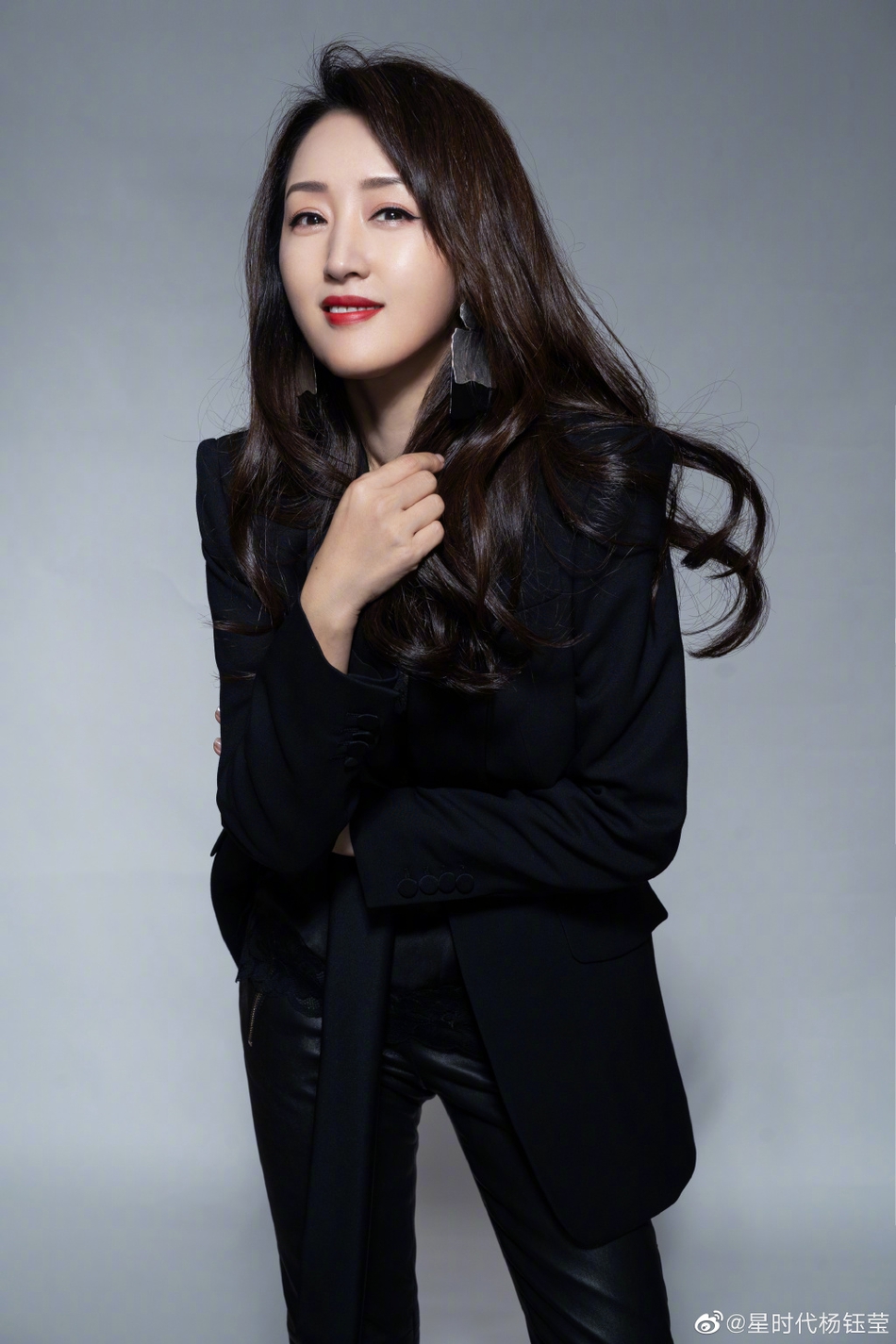 杨钰莹全黑造型气场十足写真美照