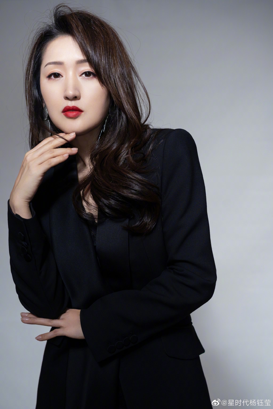 杨钰莹全黑造型气场十足写真美照