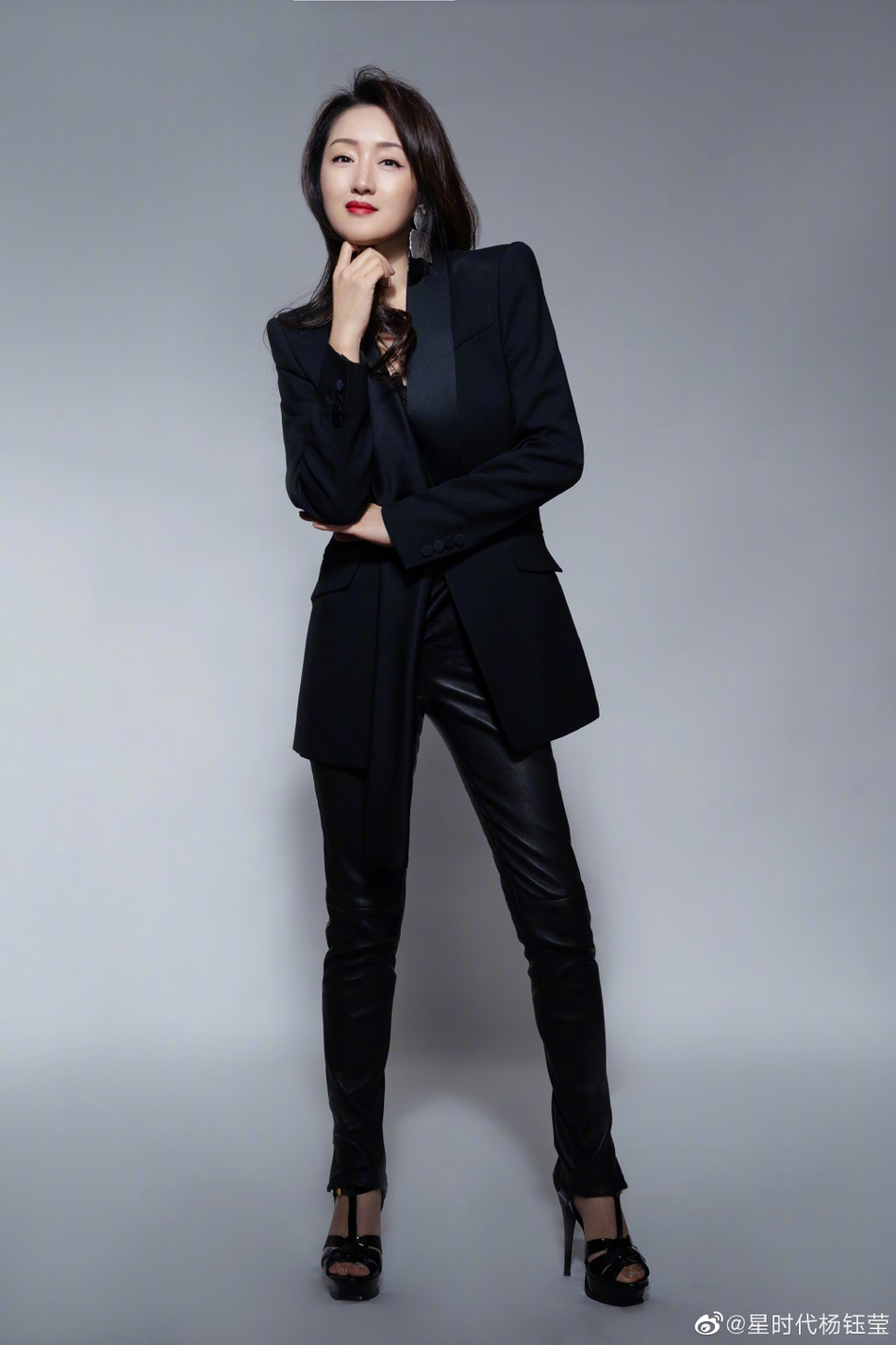 杨钰莹全黑造型气场十足写真美照