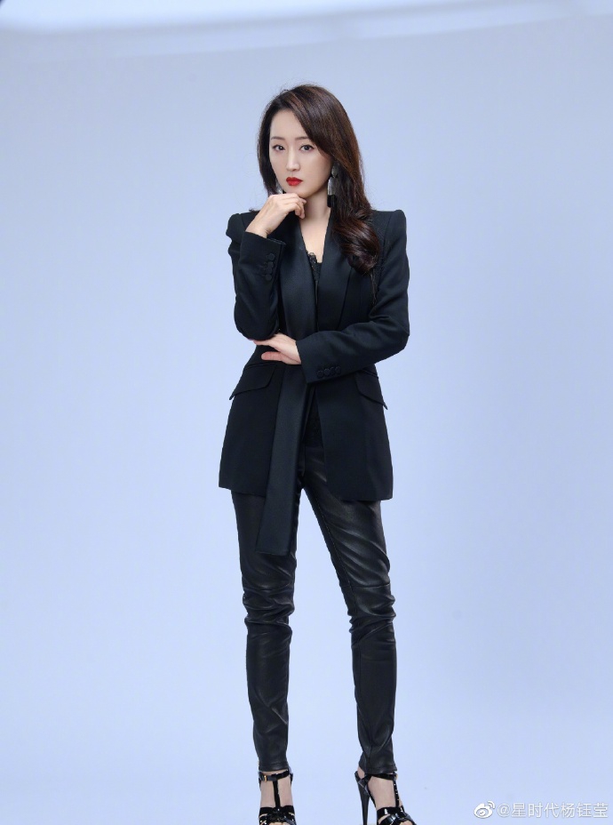 杨钰莹全黑造型气场十足写真美照