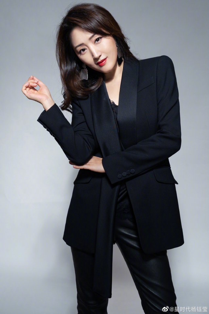 杨钰莹全黑造型气场十足写真美照