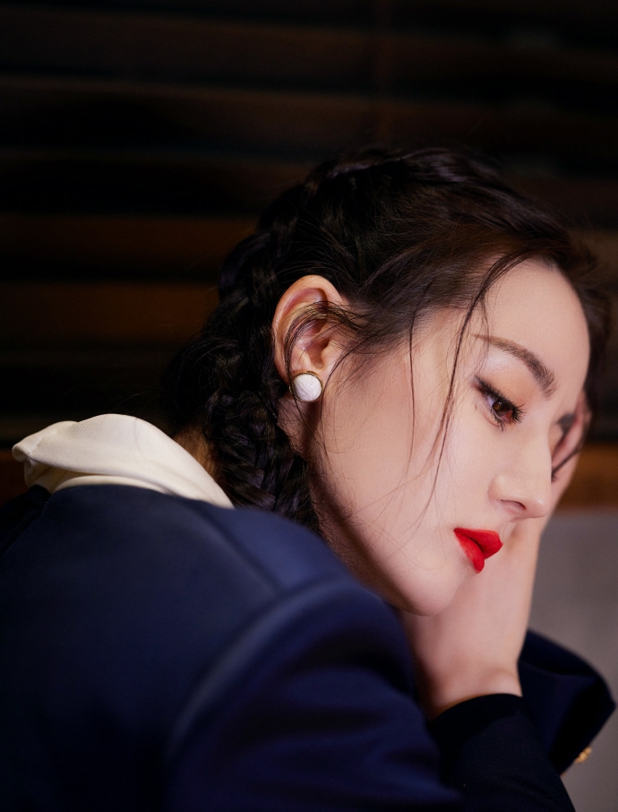 迪丽热巴鱼骨辫复古又摩登写真