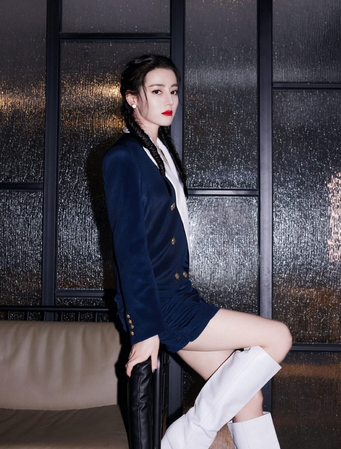 迪丽热巴鱼骨辫复古又摩登写真